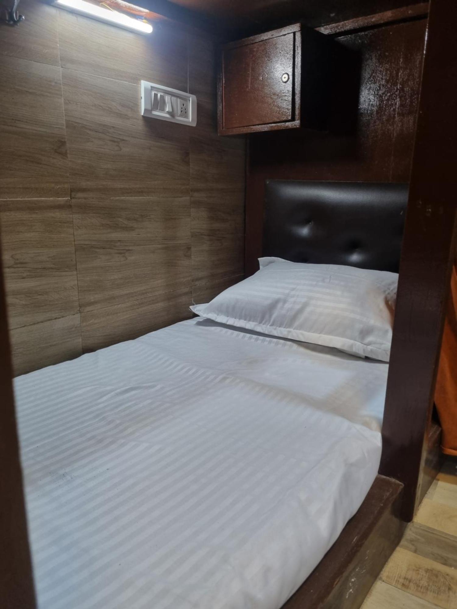 Unibed Dormitory Mumbai Exterior photo