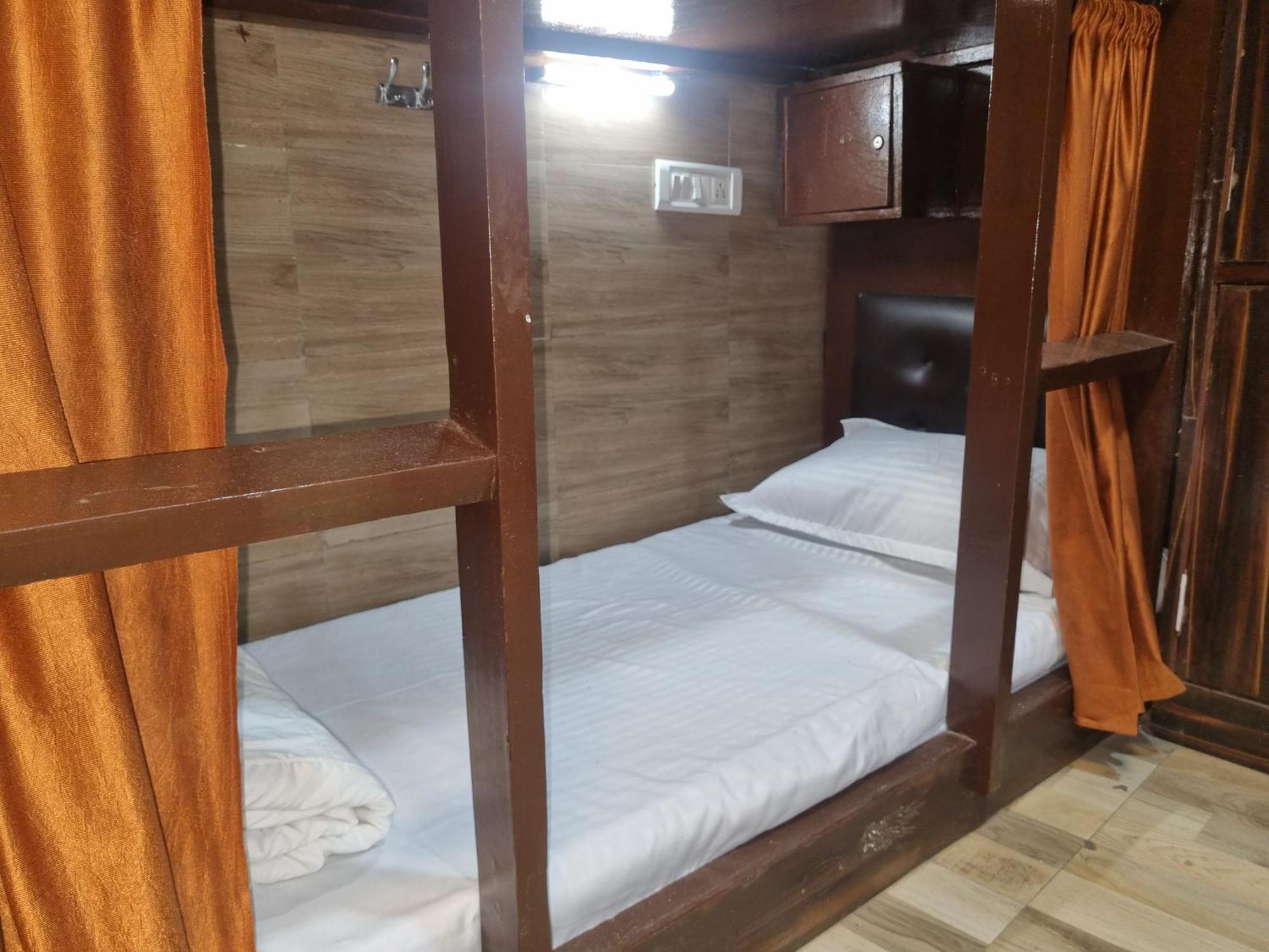 Unibed Dormitory Mumbai Exterior photo